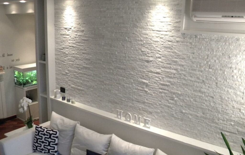 Rivestimento in pietra naturale quarzite bianca listelli spaccatelli