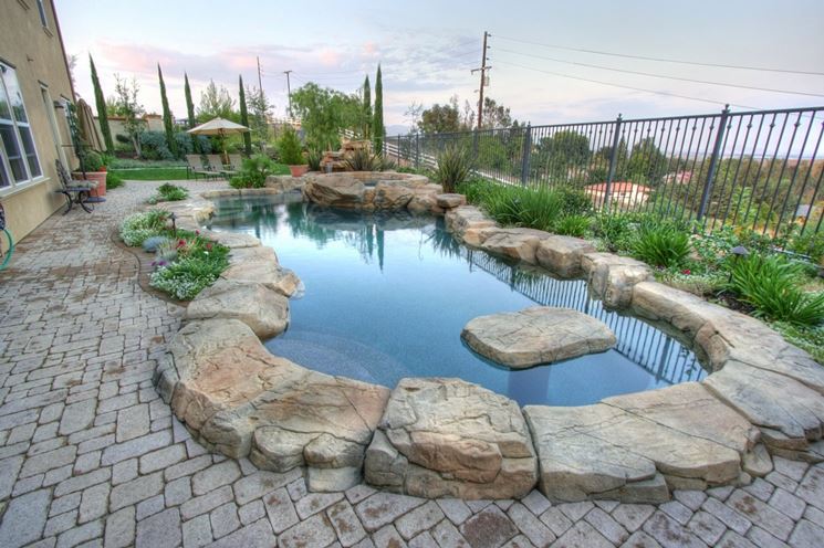 immagine pavimentazioni in pietra per piscine esterno giardino
