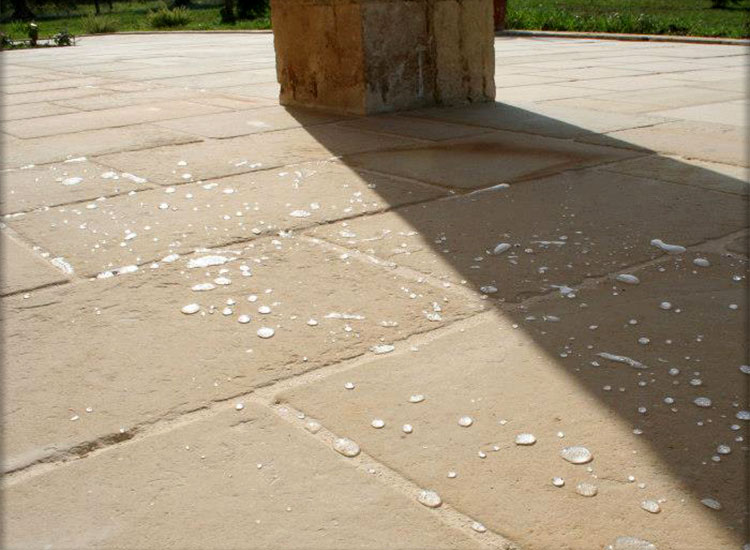 Pavimentazioni in pietra naturale per giardini con gazebo