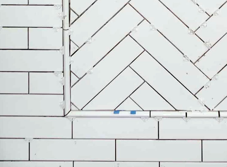 Montaggio piastrelle a spina di pesce